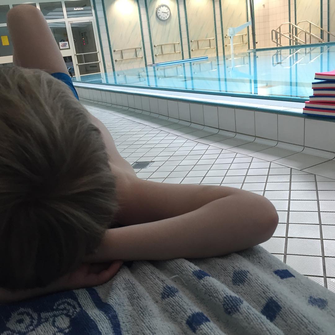 Sohn 1.0 in seinem Schwimmkurs vor einigen Jahren - er lernte dort schwimmen! | Mehr Infos auf Mamaskind.de