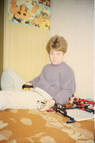 Icke mit a) einem selbstgebauten LEGO Technic-Plotter und b) wunderschönen Haaren (1993).