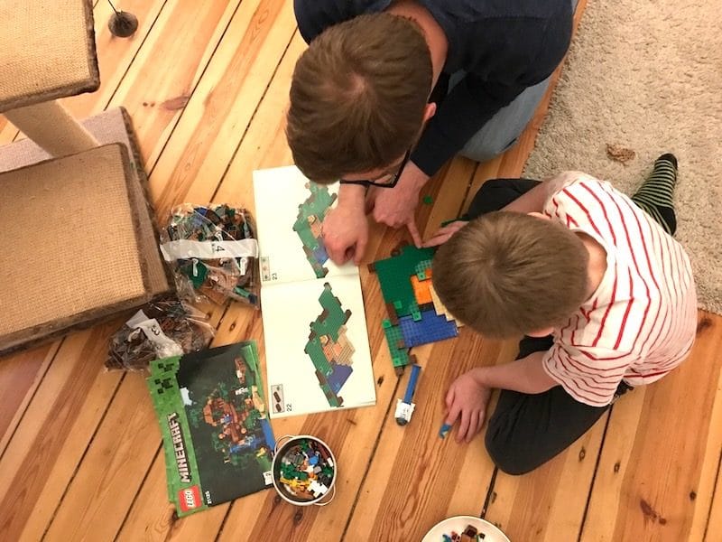 papa-hilft-lego-bauen-mamaskind