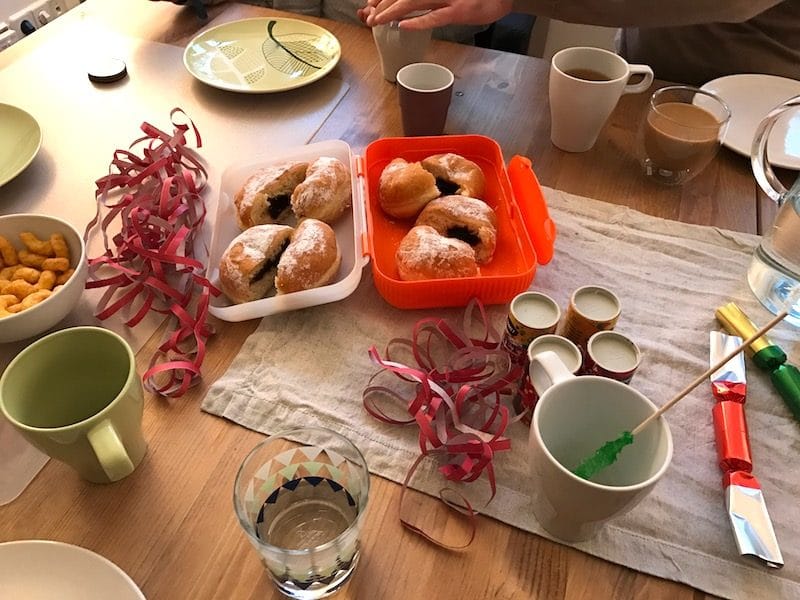 Pfannkuchen gehören zum Silvester mit Kindern dazu! | Mehr Infos auf Mamaskind.de