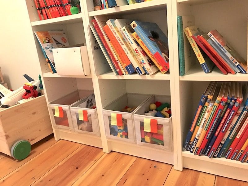 Spielzeug im Bücherregal für das kleine Kind