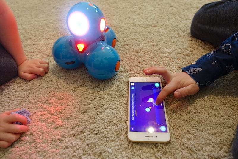 Programmieren lernen mit dem Dash - mein Sohn und der Roboter. Mehr Infos auf https://mamaskind.de.