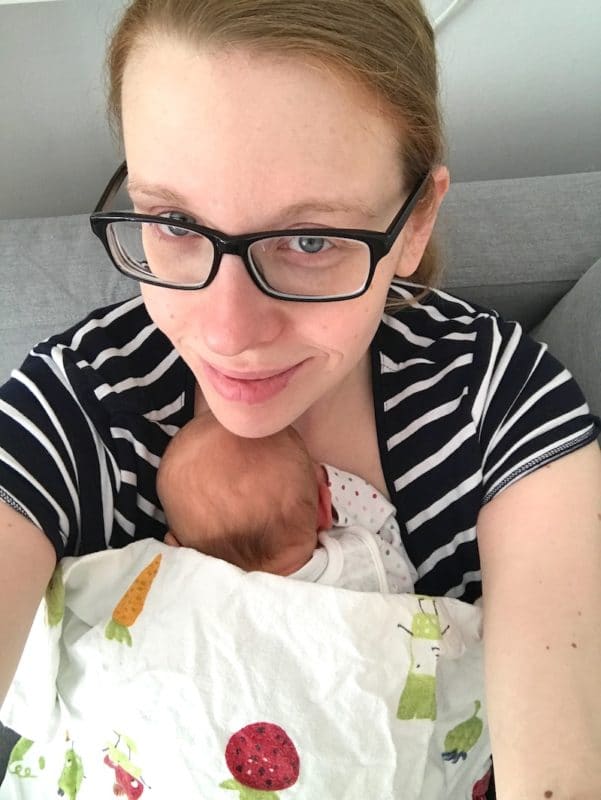 Kuscheln auf der Couch - so sieht meine erste Woche im Wochenbett mit dem Baby aus - Mehr Infos auf Mamaskind.de