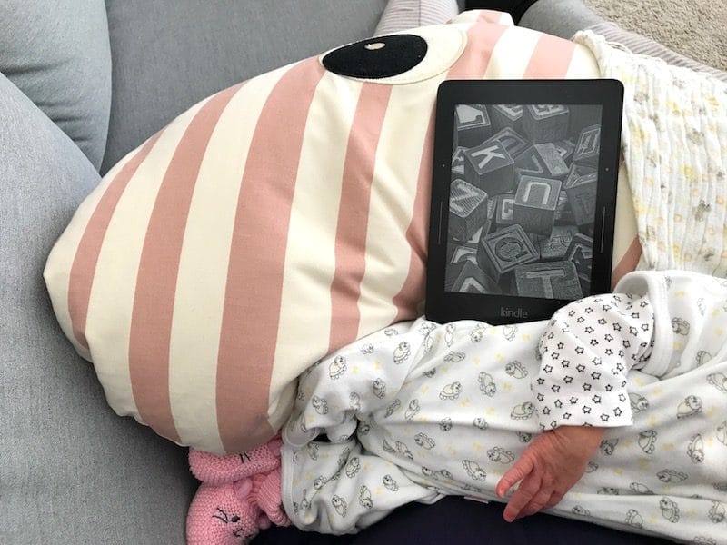 Beschäftigung im Wochenbett: Baby kuscheln, stillen, lesen und surfen. | Mehr Infos auf Mamaskind.de