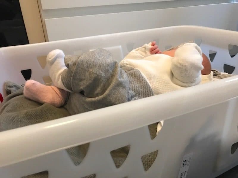 Das Baby im gepolsterten Wäschekorb ablegen. Hände frei und Kaffee her! | Mehr Infos auf Mamaskind.de