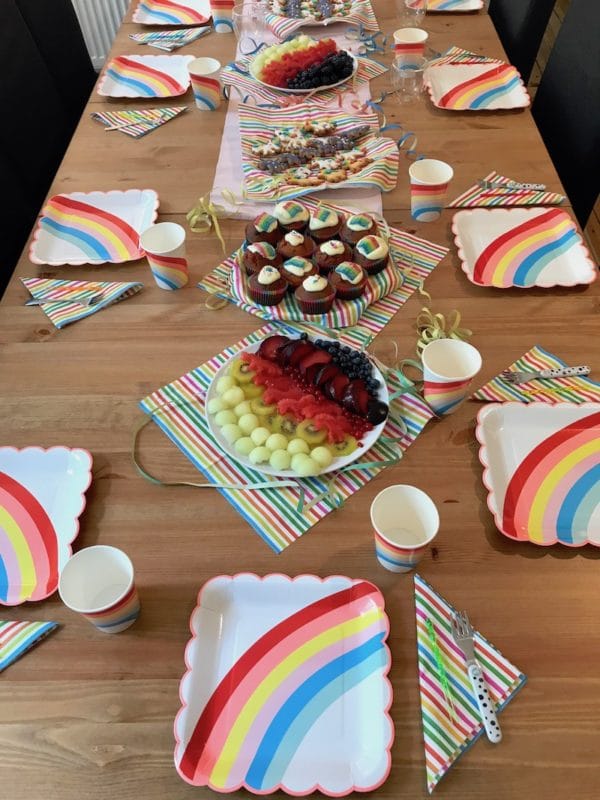 Deko für den Einhorn-Geburtstag mit Regenbogen-Tellern und Bechern | Mehr Infos auf Mamaskind.de