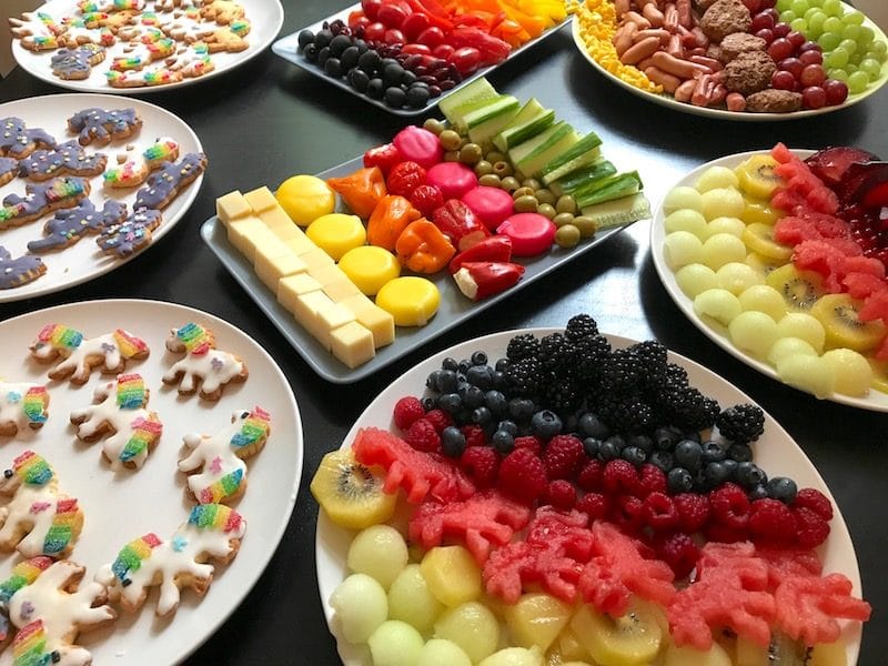 Regenbogen-Teller mit Gemüse, Käse, Obst und Fleisch für den Kindergeburtstag lassen sich gut vormittags vorbereiten | Mehr Infos auf Mamaskind.de