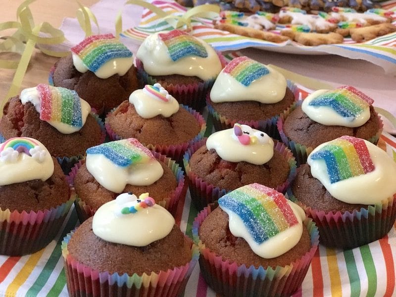Regenbogen-Cupcakes mit Einhörnern und Buttercreme-Frosting | Mehr Infos auf Mamaskind.de