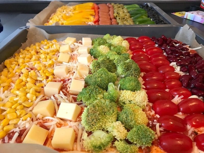 Regenbogen-Pizza backen - der Käse gehört unter das Gemüse! Der Knaller für hungrige Einhorn-Kinder | Mehr Infos auf Mamaskind.de