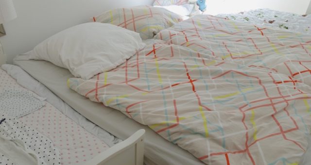Familienbett-Tetris mit drei Kindern - ein bisschen aufregend, wer wo schläft. Mit Werbung für Matrazzo | Mehr Infos auf Mamaskind.de
