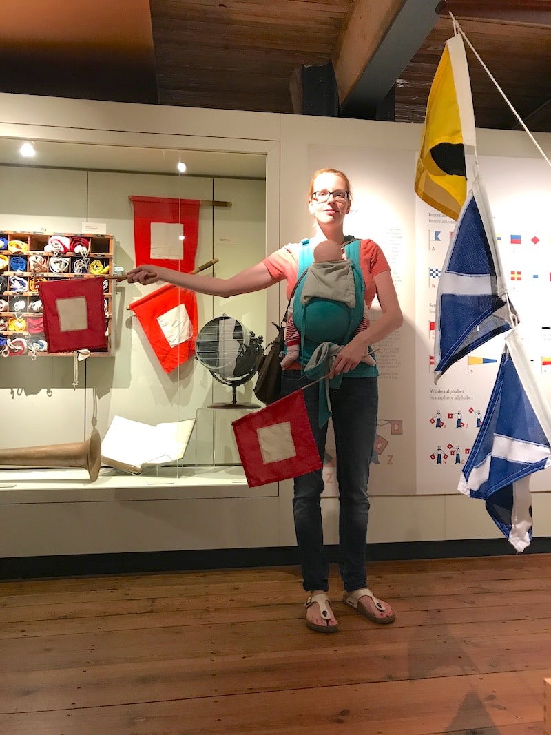 Flaggenalphabet und Fähnchen zeigen! Maritimes Museum Hamburg | Mehr Infos auf Mamaskind.de