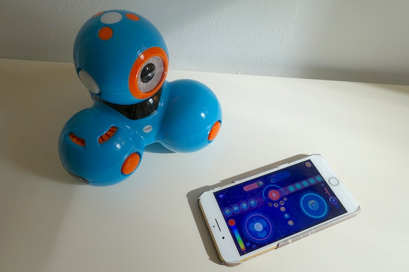 Dash-Roboter fernsteuern - einfach mit Smartphone oder Tablet | Fernsteuerbarer Roboter für Kinder | Mehr Infos auf Mamaskind.de
