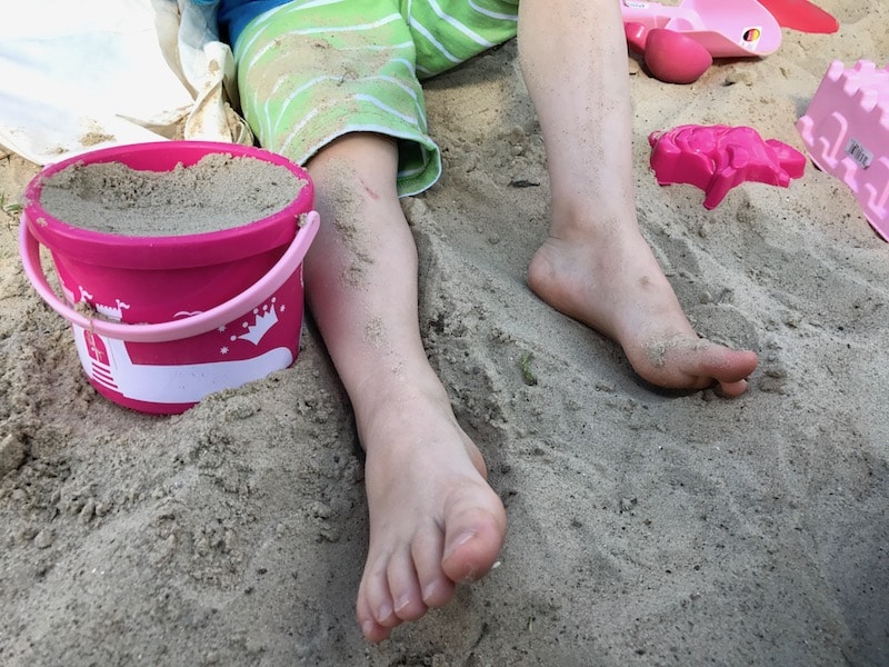Ganz in seinem Element: Sohn 2.0 beim Buddeln im Sand | Strandbad Lychen | Mehr Infos auf Mamaskind.de