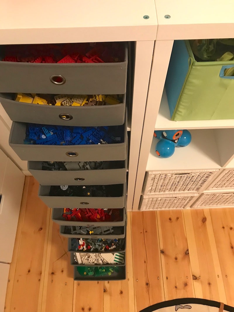Der Lego-Turm: Kisten zum Aufbewahren von Lego - nach Farbe sortiert. | Mehr Infos auf Mamaskind.de