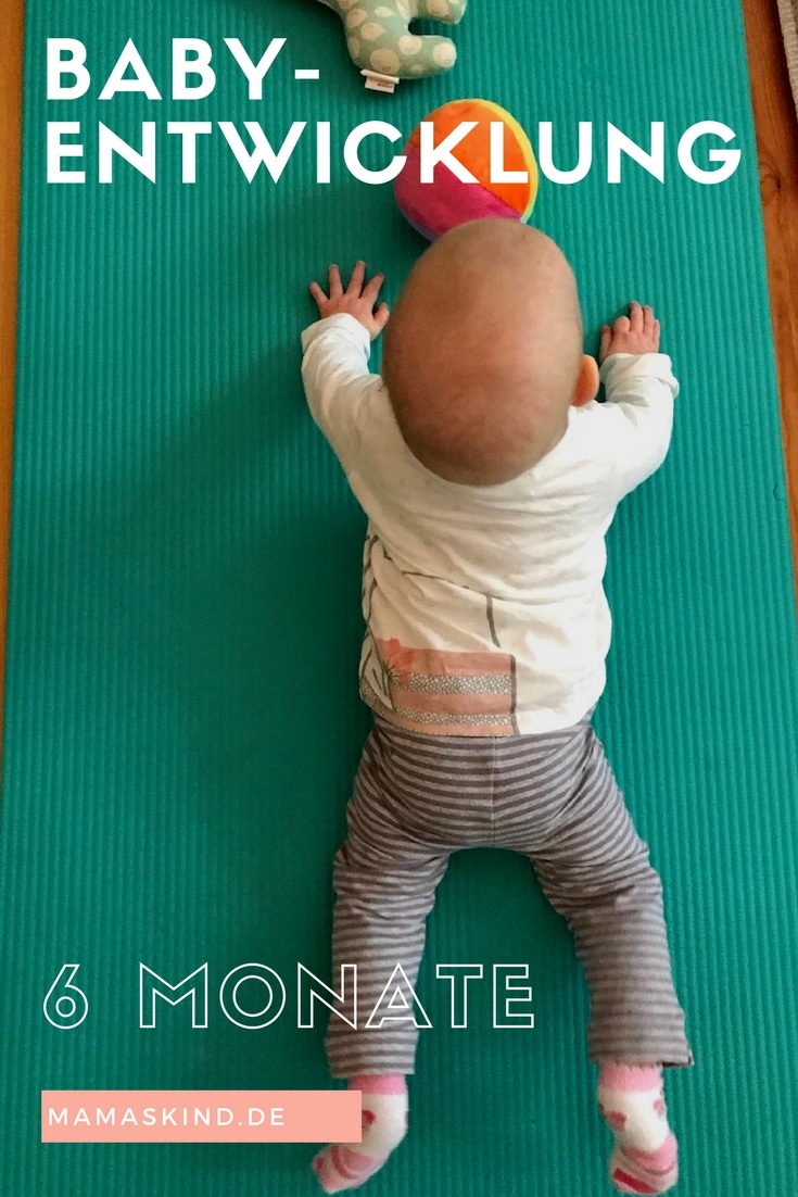 Baby-Entwicklung mit 6 Monaten - Unser Mädchen robbt, erzählt und bewegt sich.