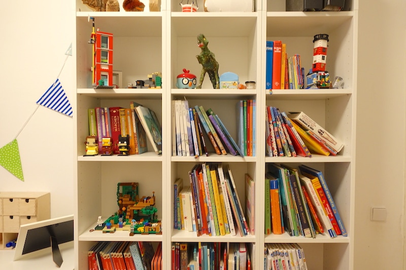 Großes Bücherregal im Kinderzimmer mit Platz für Lego-Bauten | Lego gehört ins Kinderzimmer der Jungs! | Mehr Infos auf Mamaskind.de