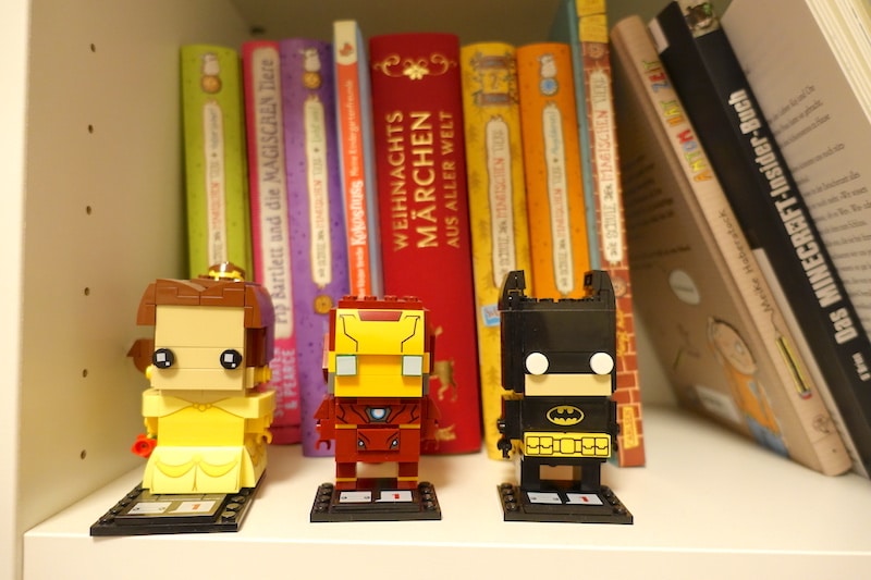 Lego Brickheadz Belle, Iron Man und Batman im Bücherregal im Kinderzimmer | Tipps für die Aufbewahrung von Lego | Mehr Infos auf Mamaskind.de