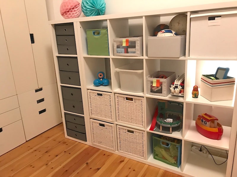 Im Kinderzimmer fällt das Lego im Ordnungssystem nicht weiter auf: gut verstaut in IKEA-Kisten. | Mehr Infos auf Mamaskind.de