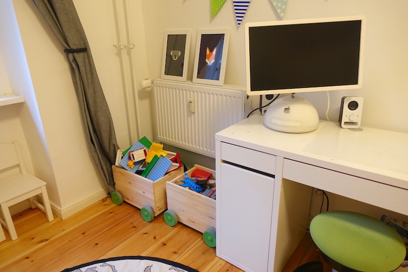 Schreibtisch mit Computer im Kinderzimmer sowie große Kisten mit Lego Duplo und Brio-Holzeisenbahn | Mehr Infos zum gemeinsamen Kinderzimmer der Jungs auf Mamaskind.de