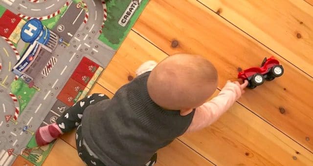 Baby-Spielzeug für 7 Monate altes Baby: Autos! | Mehr zur Baby-Entwicklung auf Mamaskind.de