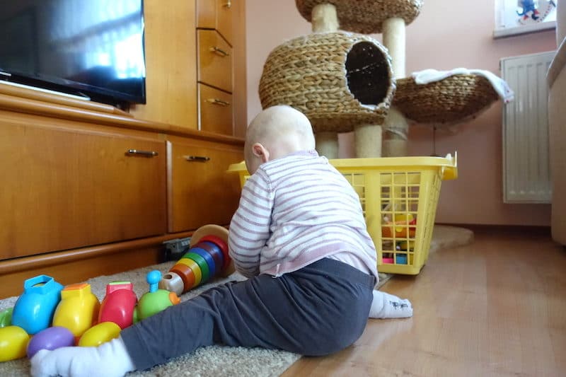 Püppiline spielt mit Babyspielzeug bei der Uroma. zu Weihnachten. | Mehr Infos auf Mamaskind.de