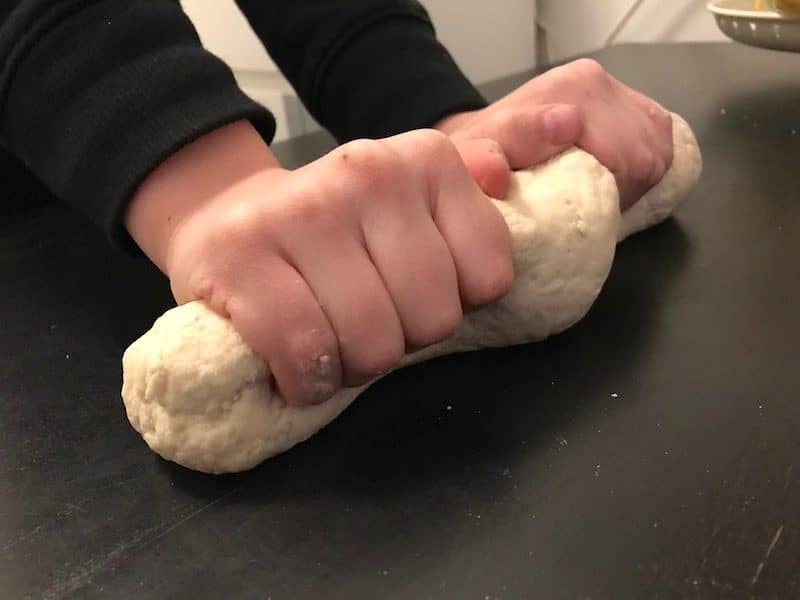 Zutaten vermischen und anschließend den Salzteig mit den Händen kneten. | Mehr Infos darüber, wie man aus Salzteig Backwaren wie Brot und Brötchen für die Kinderküche macht, gibt es auf Mamaskind.de