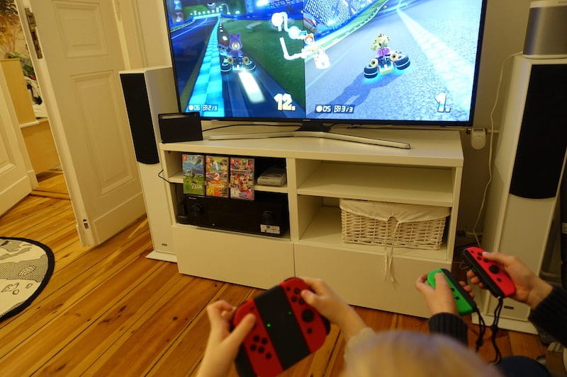 Wir testen Mario Kart 8 Deluxe und verschiedene Controller aus. | Die Nintendo Switch als Spielekonsole für Familien im Test auf Mamaskind.de