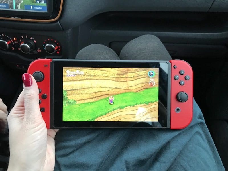 Unterwegs im Auto auf der portablen Nintendo Switch spielen: läuft! | Die Nintendo Switch als Spielekonsole für Familien im Test auf Mamaskind.de