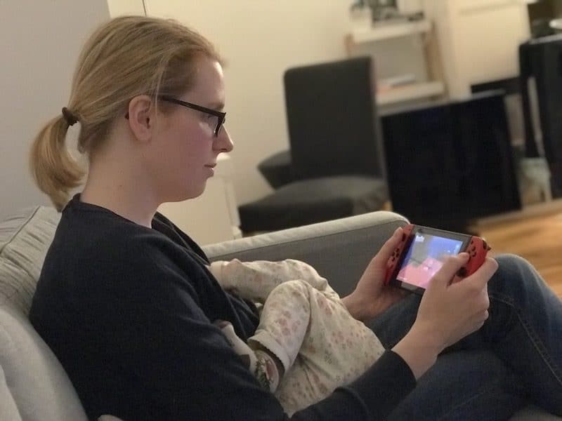 Zocken beim Stillen: geht super mit der Switch! | Die Nintendo Switch als Spielekonsole für Familien im Test auf Mamaskind.de