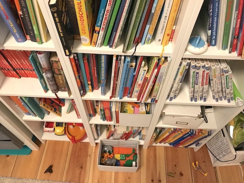 Bücher, Bücher, Spielzeug: der Inhalt des Regals ist nach Alter der Kinder sortiert. | Mehr Infos zum Kinderzimmer, das für Schulkind, Kleinkind und Baby geeignet ist gibt es auf Mamaskind.de