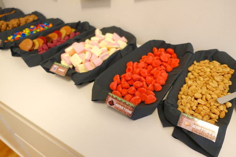 Süßigkeiten-Minecraft-Buffet: Redstone, Kartoffeln, Ghast | Mehr Infos zur Minecraft-Party gibt es auf Mamaskind.de
