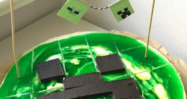 Minecraft-Party: Tipps für die Deko, Spiele und Kuchen für eine coole Mottoparty zum Kindergeburtstag. | Mehr Infos zum Ablauf der Kinderparty und zu dem tollen Creeper-Kuchen gibt es auf Mamaskind.de