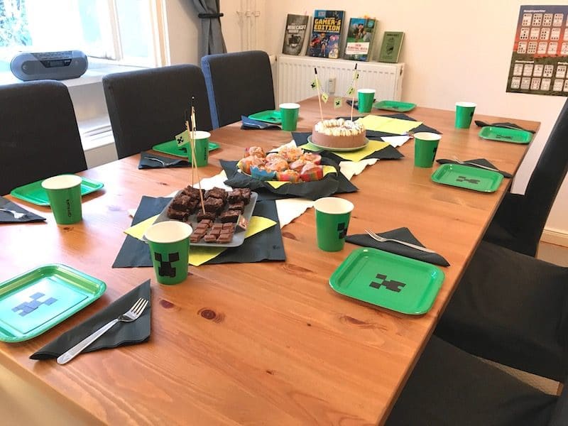 Deko mit Creeper-Tellern und Bechern in Grün und in Schwarz. | Mehr Infos zur Deko, Kuchen und Spielen für den Minecraft-Geburtstag gibt es auf Mamaskind.de