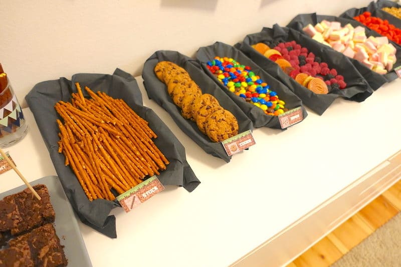Minecraft-Party mit Süßigkeiten-Buffet und Salzstangen. | Mehr Infos zum Minecraft-Geburtstag gibt es auf Mamaskind.de