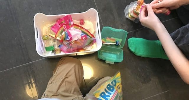 Süßigkeiten-Box für Kinder: unsere Söhne stellen sich ihren Vorrat zusammen. | Mehr Infos auf Mamaskind.de