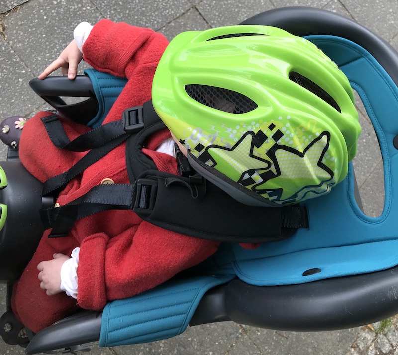 Dieses Kind genießt seine erste Fahrt auf dem Fahrradsitz | Mehr Infos auf Mamaskind.de