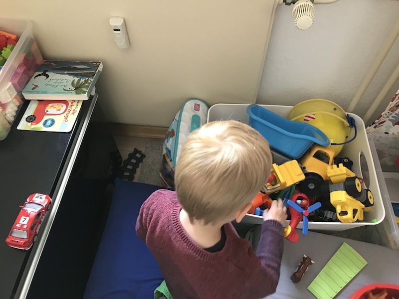 Sohn 2.0 entdeckt neues Spielzeug beim Kita-Freund | Mehr Infos auf Mamaskind.de