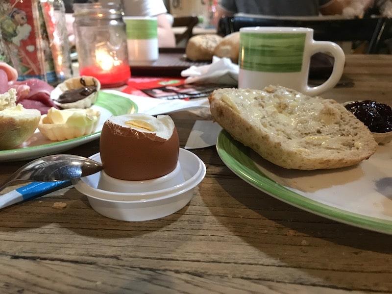 Auswärts-Frühstück mit Ei und Brötchen. Omnomnom! | Mehr Infos auf Mamaskind.de
