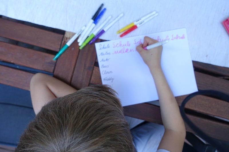 Mein Sohn übt Schreibschrift mit bunten, radierbaren Filzstiften (FriXion Colors) | Mehr Infos zu den radierbaren Filzstiften friXion Colors auf Mamaskind.de