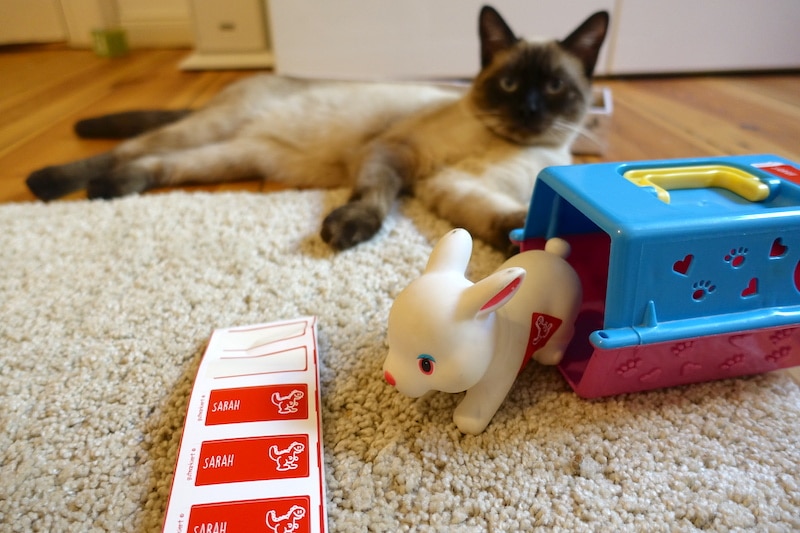 Die Katze lauert: das gesamte Spielzeug für die Kita wird beklebt. | Mehr Infos auf Mamaskind.de