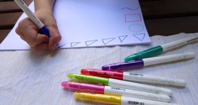 Vorschulübungen für Kita-Kinder: Formen in verschiedenen Farben malen. | Mehr Infos zu den radierbaren Filzstiften friXion Colors auf Mamaskind.de