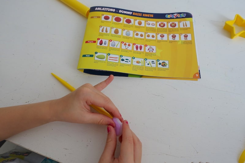Mein 4-Jähriger formt eine Knet-Figur nach Anleitung. | Mehr Infos zur Knete für Kinder, die man backen kann auf Mamaskind.de