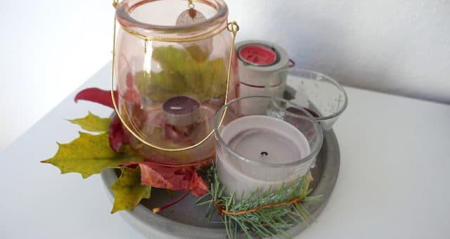 Schöne Herbst-Deko - Windlicht und Kerze mit Kindern selbstgebastelt aus Naturmaterialien wie Blättern und Zweigen. | Mehr Infos auf Mamaskind.de