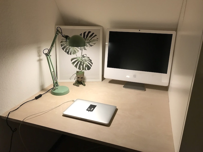 Ich liebe diesen Blick auf den Schreibtisch: skandinavisches Design lässt grüßen.