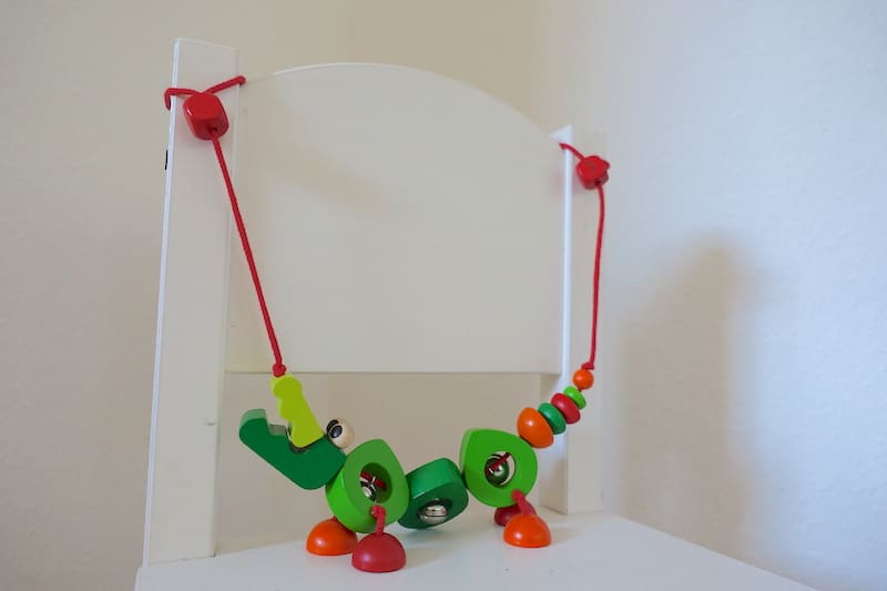 Crocolini - eine hübsch klimpernde Kinderwagenkette aus Holz | Mehr Infos zum Babyspielzeug aus Holz von Selecta auf mamaskind.de