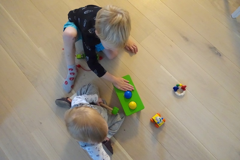 Die Kinder spielen zusammen mit der Klopfbank und dem Holzspielzeug von Selecta | Mehr Infos zum Spielzeug von Selecta auf mamaskind.de