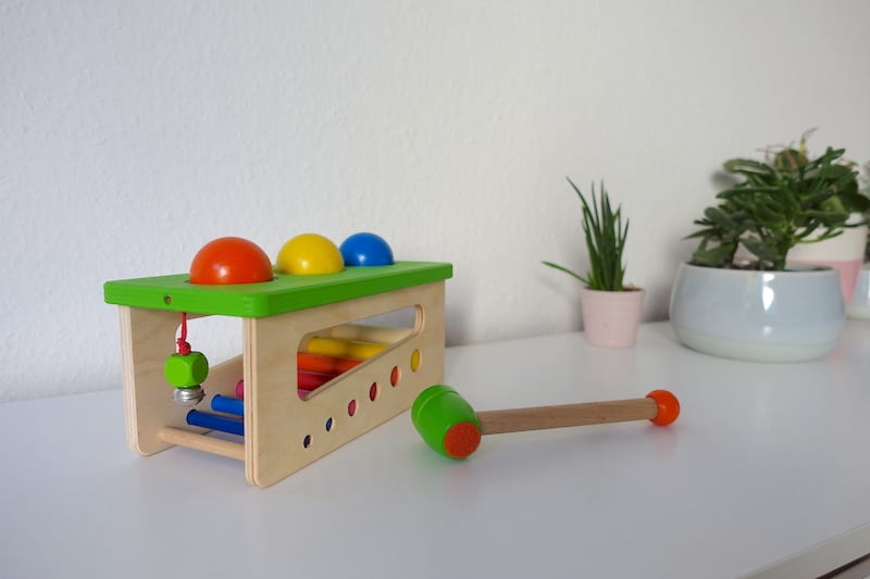 Klopfbank mit Holzkugeln und leisem Hammer von Selecta | Mehr Infos zum Holzspielzeug für Babys und Kleinkinder auf Mamaskind.de