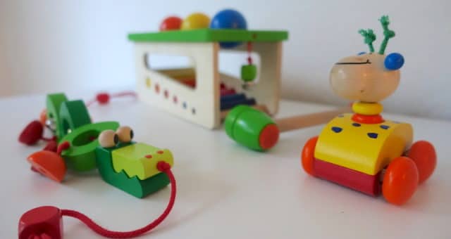 Wunderschönes Holzspielzeug von Selecta: Klopfbank, Kinderwagenkette und Baby-Auto | Mehr Infos zum Holzspielzeug von Selecta auf Mamaskind.de