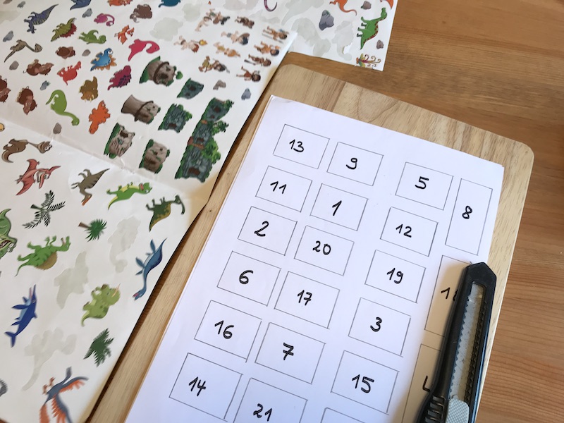 Einen Türchen-Kalender kann man einfach basteln: Papier, Aufkleber und Cuttermesser | Mehr Infos zum Kindergartenwechsel auf Mamaskind.de