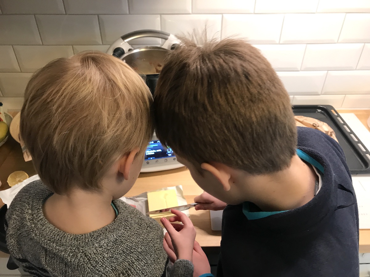 Die beiden Söhne backen einen Kuchen. | Mehr Infos auf Mamaskind.de